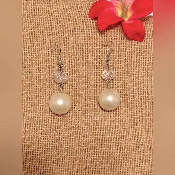 Super cute! Fun faux pearl beaded earrings! - Picture 2 of 6